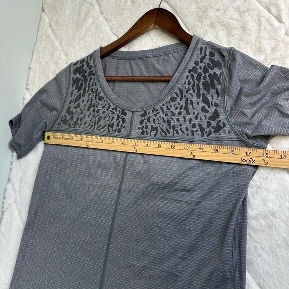 Lululemon Leopard Print Short Sleeve T-Shirt Gray Sz S/M Pocket Athleisure Gym - Picture 5 of 8